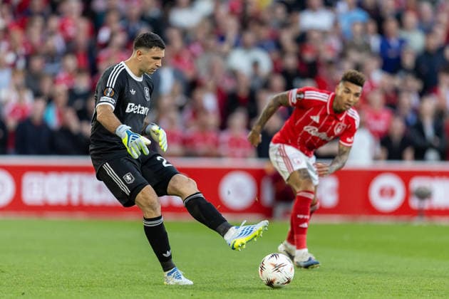 Nottingham Forest v Aston Villa, Europa League, Semi Final First Leg Aston Villa goalkeeper Emiliano Martinez (23) plays a pass during the Europa League semi-final 1st leg match between Nottingham Forest and Aston Villa at the City Ground, Nottingham, UK on 30 April 2026. Nottingham City Ground Nottinghamshire UK Editorial use only , Copyright: xManjitxNarotrax PSI-24183-0013