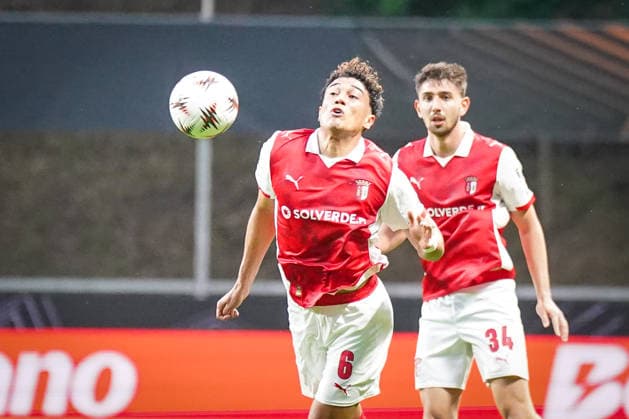 Portugal Football Europa League 2025 2026, semi-final Sporting Braga vs SC Freiburg Estadio Municipal de Braga POR Vitor Carvalho SC Braga, 6 on the ball behind Demir Tiknaz SC Braga, 34 Copyright: xJOERANxSTEINSIEKx