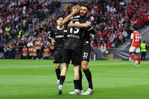 Braga vs Freiburg - Europa League Vincenzo Grifo (Freiburg) festeja com Jan-Niklas Beste (Freiburg) o golo do empate durante partida entre Braga vs Freiburg valida pela Liga Europa , Braga, Portugal (Foto de Tiago Castro Avant Sports) Braga Estadio Municipal de Braga Portugal Copyright: xTiagoxCastro AvantxSportsx