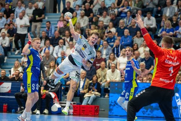 Victor Kloeve, Backcourt, Frisch Auf Goeppingen 7 , Dominik Kuzmanović, Goalkeeper, VfL Gummersbach 1 , VfL Gummersbach vs Frisch Auf Goeppingen, Daikin Handball Bundesliga, Men , Matchday 30, 30 04 2026 Gummersbach NRW Germany Copyright: xkolbert-press MartinxWdziecznyx
