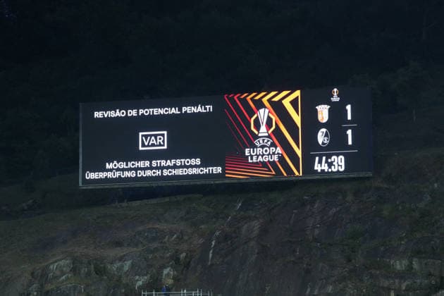 VAR, penalty, penalty kick, video evidence, Noah Atubolu SC Freiburg, 01 holds the penalty, Portugal, football, UEFA Europa League, semi-final, first leg, 2025 2026, SC Braga vs SC Freiburg, 30 04 2026, Estadio Municipal de Braga, Braga, Braga Estadio Municipal de Braga Cavado Portugal Copyright: xArnexAmbergx