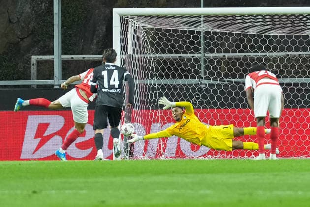 VAR, penalty, penalty kick, video evidence, Noah Atubolu SC Freiburg, 01 holds the penalty, Portugal, football, UEFA Europa League, semi-final, first leg, 2025 2026, SC Braga vs SC Freiburg, 30 04 2026, Estadio Municipal de Braga, Braga, Braga Estadio Municipal de Braga Cavado Portugal Copyright: xArnexAmbergx