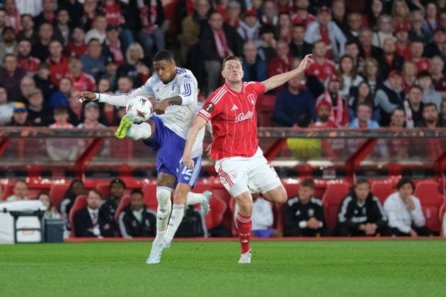 NOTTINGHAM, ENGLAND - APRIL 30 : Ezri Konsa of Aston Villa competes for the ball with Chris Wood of Nottingham Forest during the UEFA Europa League Semi Final first leg football match between Nottingham Forest and Aston Villa at the City Ground on April 30, 2026 in Nottingham, England. Copyright: xPaulxBonserx xSportsxPressxPhotox Sportspressphoto_SPR138570