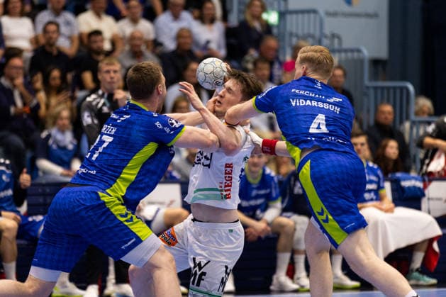 Oskar NEUDECK FRISCH AUF Goeppingen, 02 is unfairly stopped GER, VfL Gummersbach vs FRISCH AUF Goeppingen, Handball, Bundesliga, Matchday 30, Season 2025 2026, 30 04 2026, GER, VfL Gummersbach vs FRISCH AUF Goeppingen, Handball, Bundesliga, Matchday 30, Season 2025 2026, 30 04 2026, Gummersbach Copyright: xEibnerxPressefoto OliverxSchmidtx EP_OST