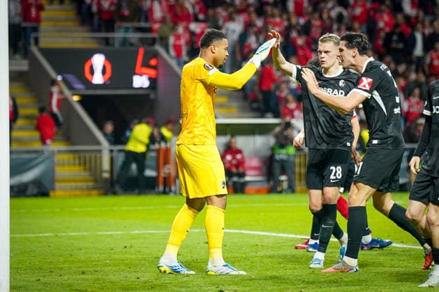 Portugal Football Europa League 2025 2026, semi-final Sporting Braga vs SC Freiburg Estadio Municipal de Braga POR Noah Atubolu SC Freiburg, 01 saves penalty kick Joy, emotions, jubilation for Matthias Ginter SC Freiburg, 28 Igor Matanovic SC Freiburg, 31 Copyright: xJOERANxSTEINSIEKx