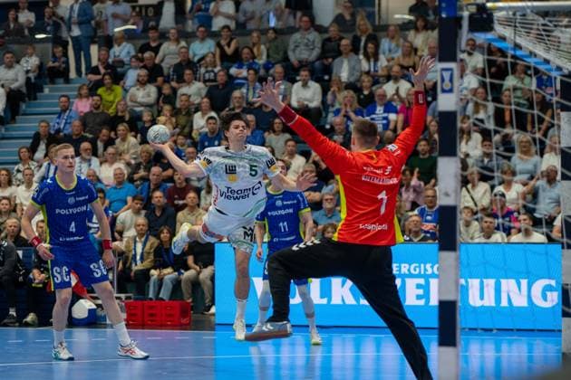 Rutger ten Velde, Outside, Frisch Auf Goeppingen 5 , Dominik Kuzmanović, Goalkeeper, VfL Gummersbach 1 , VfL Gummersbach vs Frisch Auf Goeppingen, Daikin Handball Bundesliga, Men , Matchday 30, 30 04 2026 Gummersbach NRW Germany Copyright: xkolbert-press MartinxWdziecznyx