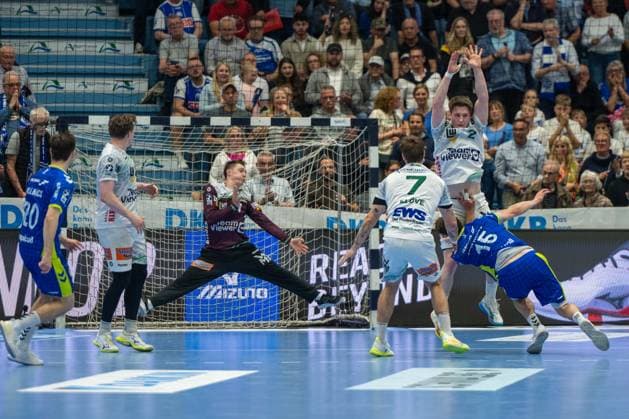 Julian Buchele, Goalkeeper, Frisch Auf Goeppingen 1 , Victor Kloeve, Backcourt, Frisch Auf Goeppingen 7 , Miro Schluroff, Backcourt, VfL Gummersbach 15 , VfL Gummersbach vs Frisch Auf Goeppingen, Daikin Handball Bundesliga, Men , Matchday 30, 30 04 2026 Gummersbach NRW Germany Copyright: xkolbert-press MartinxWdziecznyx
