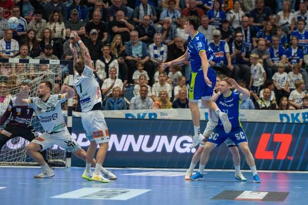Miro Schluroff, Back, VfL Gummersbach 15 , Victor Kloeve, Back, Frisch Auf Goeppingen 7 , Rutger ten Velde, Outside, Frisch Auf Goeppingen 5 , VfL Gummersbach vs Frisch Auf Goeppingen, Daikin Handball Bundesliga, Men , Matchday 30, 30 04 2026 Gummersbach NRW Germany Copyright: xkolbert-press MartinxWdziecznyx