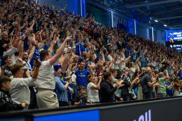 The spectators cheer, VfL Gummersbach vs Frisch Auf Goeppingen, Daikin Handball Bundesliga, Men , Matchday 30, 30 04 2026 Gummersbach NRW Germany Copyright: xkolbert-press MartinxWdziecznyx