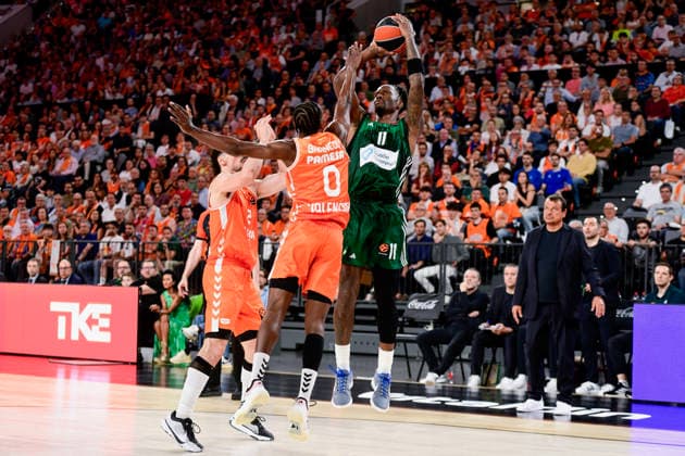 ESP Valencia Basket v Panathinaikos AKTOR Athens PlayOff Euroleague Nigel Hayes Davis of Panathinaikos and Brancou Badio of Valencia during the Euroleague match, playoff Game 2, between Valencia Basket and Panathinaikos AKTOR Athens played at Roig Arena Stadium on April 30, 2026 in Valencia Spain Valencia Spain Basketball Copyright: xPacoxMGEstudix xAgenciaxLOFx