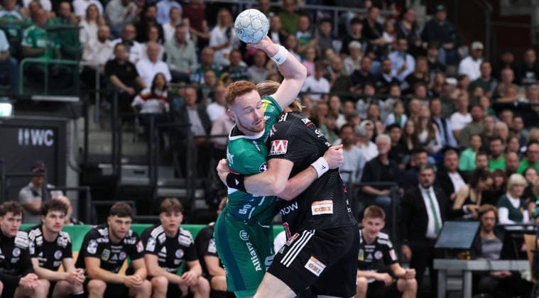 Leipzig, 30 04 2026, Arena Leipzig, Handball, Bundesliga, Matchday 30 , SC DHfK Leipzig vs HC Erlangen , Pictured from left Tomas Piroch 7, Leipzig , Maciej Gebala 77, Erlangen , For editorial use only , DHB HBL regulations prohibit any use of photographs as image sequences and or quasi video ,