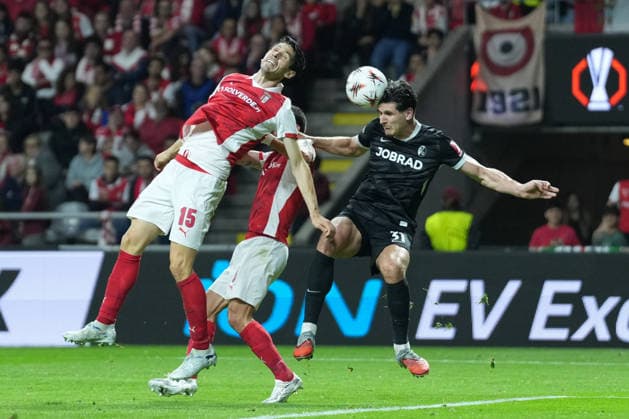 Paulo Oliveira SC Braga, 15 in duel with Igor Matanovic SC Freiburg, 31 , Header , Portugal, Football, UEFA Europa League, Semi-final, First leg, 2025 2026, SC Braga vs SC Freiburg, 30 04 2026, Estadio Municipal de Braga, Braga, Braga Estadio Municipal de Braga Cavado Portugal Copyright: xArnexAmbergx