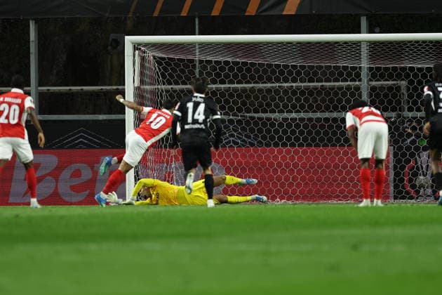 April 30, 2026, Braga, Braga, Portugal: BRAGA, PORTUGAL - APRIL 30: Noah Atubolu of SC Freiburg defends a penalty during UEFA Europa League 2025 26 Semi-Final First Leg match between SC Braga and Club Freiburg at Estadio Municipal de Braga on April 30, 2026 in Braga, Portugal. Braga Portugal - ZUMAe141 20260430_zsp_e141_051 Copyright: xLuisxEirasx