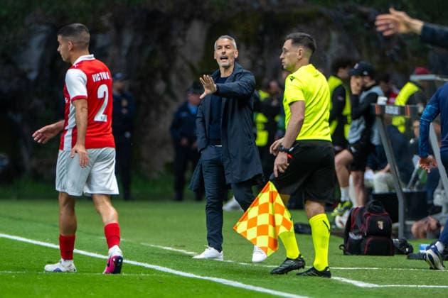 April 30, 2026, Braga, Braga, Portugal: BRAGA, PORTUGAL - APRIL 30: CARLOS VICENS head coach of SC Braga is seen on action during the UEFA Europa League semi final first leg match between SC Braga and SC Freiburg at Estadio Municipal de Braga on April 30, 2026 in Braga, Portugal Braga Portugal - ZUMAl192 20260430_zsp_l192_037 Copyright: xMiguelxLemosx