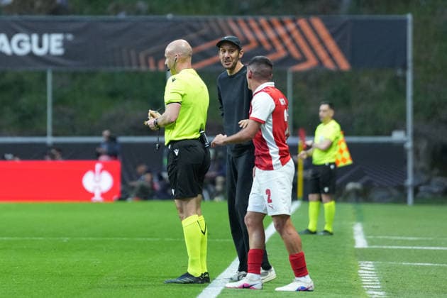 Anthony Taylor Referee in conversation with Julian Schuster SC Freiburg, Coach , Victor Gomez Victor Gomez SC Braga, 02 , Portugal, Football, UEFA Europa League, Semi-final, First leg, 2025 2026, SC Braga vs SC Freiburg, 30 04 2026, Estadio Municipal de Braga, Braga, Braga Estadio Municipal de Braga Cavado Portugal Copyright: xArnexAmbergx
