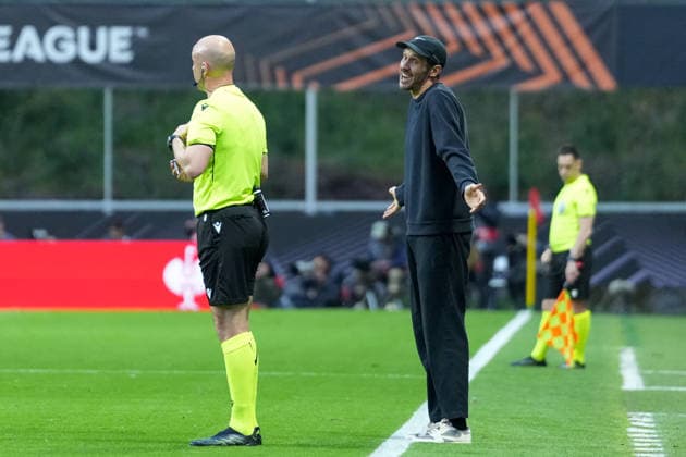 Anthony Taylor referee in conversation with Julian Schuster SC Freiburg, coach , Portugal, football, UEFA Europa League, semi-final, first leg, 2025 2026, SC Braga vs SC Freiburg, 30 04 2026, Estadio Municipal de Braga, Braga, Braga Estadio Municipal de Braga Cavado Portugal Copyright: xArnexAmbergx