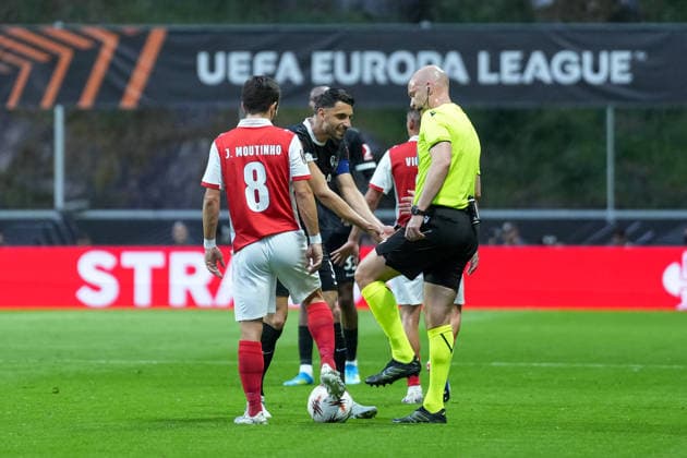Joao Moutinho Joao Moutinho SC Braga, 08 , Vincenzo Grifo SC Freiburg, 32 in conversation with Anthony Taylor Referee , Portugal, Football, UEFA Europa League, Semi-final, First leg, 2025 2026, SC Braga vs SC Freiburg, 30 04 2026, Estadio Municipal de Braga, Braga, Braga Estadio Municipal de Braga Cavado Portugal Copyright: xArnexAmbergx