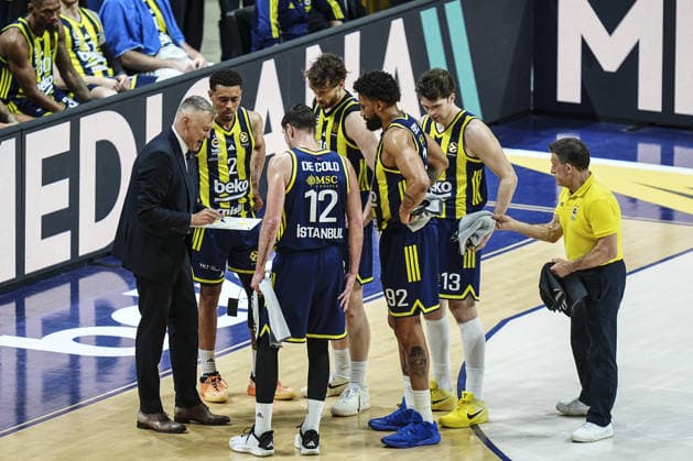 Fenerbahce Beko v Zalgiris - EuroLeague ISTANBUL, TURKIYE - APRIL 30: Head Coach of Fenerbahce Beko Sarunas Jasikevicius gives tactics during the EuroLeague play-off second match between Fenerbahce Beko and Zalgiris at Ulker Sports and Event Hall in Istanbul, Turkiye on April 30, 2026. Agit Erdi Ulukaya Anadolu Istanbul Turkey. Editorial use only. Please get in touch for any other usage.  Copyright: x2026xAnadoluxAgitxErdixUlukayax