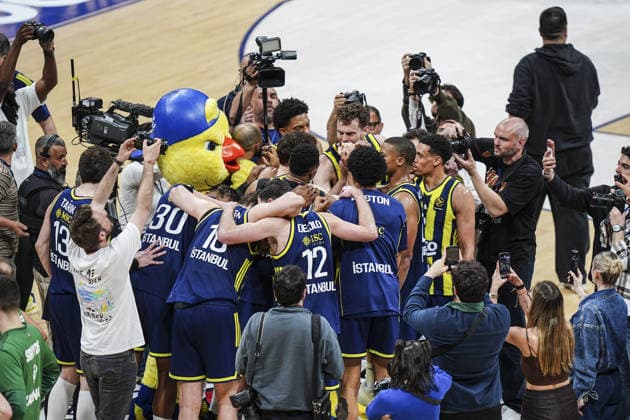Fenerbahce Beko v Zalgiris - EuroLeague ISTANBUL, TURKIYE - APRIL 30: Players of Fenerbahce Beko celebrate the victory after the EuroLeague play-off second match between Fenerbahce Beko and Zalgiris at Ulker Sports and Event Hall in Istanbul, Turkiye on April 30, 2026. Agit Erdi Ulukaya Anadolu Istanbul Turkey. Editorial use only. Please get in touch for any other usage.  Copyright: x2026xAnadoluxAgitxErdixUlukayax