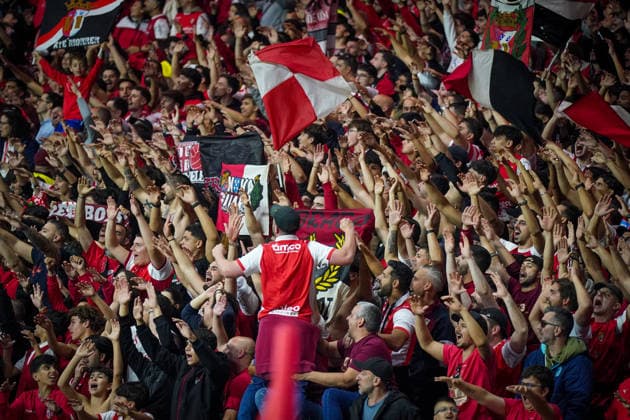 Portugal Football Europa League 2025 2026, semi-final Sporting Braga vs SC Freiburg Estadio Municipal de Braga POR Braga, Portugal, Europe, Estadio Municipal de Braga, UEFA Europa League, SC Braga fans, home fans, fan curve, atmosphere, cheering, support, flags, banners, club crest, red and white, crowd, choreography, emotion, soccer, international competition, match day, media event, sports journalism Copyright: xJOERANxSTEINSIEKx