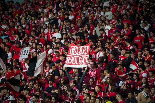 Portugal Football Europa League 2025 2026, semi-final Sporting Braga vs SC Freiburg Estadio Municipal de Braga POR Braga, Portugal, Europe, Estadio Municipal de Braga, UEFA Europa League, SC Braga fans, home fans, stands, fan curve, banner Forca Braga, flags, red white, club colors, atmosphere, support, crowd, emotion, choreography, soccer, international competition, match day, media event, sports journalism Copyright: xJOERANxSTEINSIEKx