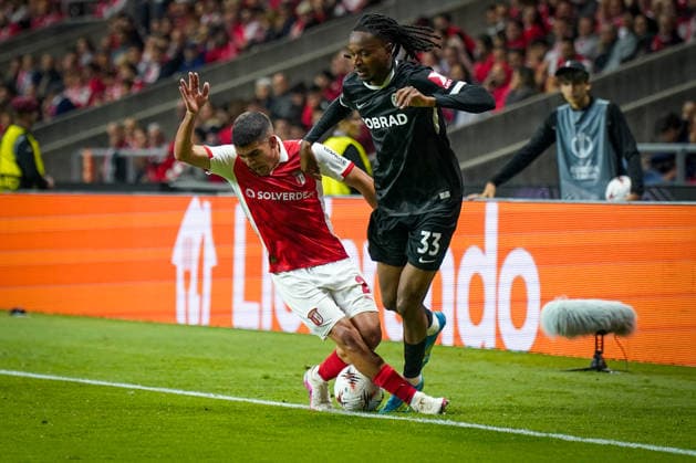 Portugal Soccer Europa League 2025 2026, Semifinal Sporting Braga vs SC Freiburg Estadio Municipal de Braga POR Jordy Makengo SC Freiburg, 33 Victor Gomez SC Braga, 2 in duel Copyright: xJOERANxSTEINSIEKx