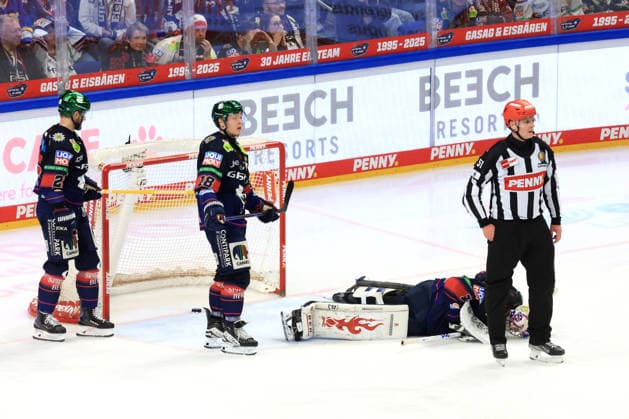DEU, DEL, 1.EBL, Eisbaeren vs. Adler Mannheim, 30.04.2026, Uber-Arena, Berlin, DEU, DEL, 1.EBL, Eisbaeren vs. Adler Mannheim, im Bild Eisbaeren-Spielerkreis, Manuel Wiederer (Eisbaeren Berlin 21), Jonas Mueller (Eisbaeren Berlin 18), Jonas Stettmer (Eisbaeren Berlin 1) *** DEU, DEL, 1 EBL, Eisbaeren vs Adler Mannheim, 30 04 2026, Uber Arena, Berlin, DEU, DEL, 1 EBL, Eisbaeren vs Adler Mannheim, in the picture Eisbaeren player circle, Manuel Wiederer Eisbaeren Berlin 21 , Jonas Mueller Eisbaeren Berlin 18 , Jonas Stettmer Eisbaeren Berlin 1 nordphotoxGmbHx xEngler nph00076