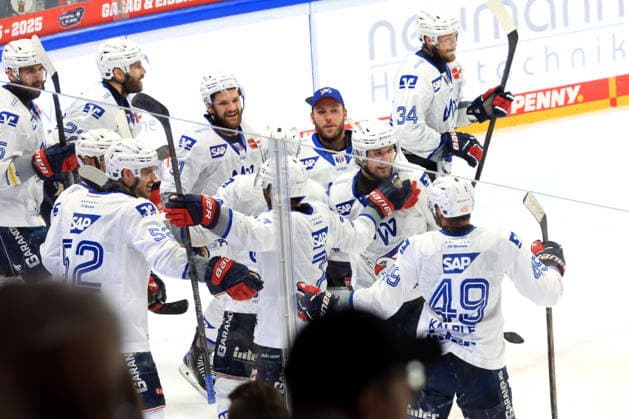 DEU, DEL, 1.EBL, Eisbaeren vs. Adler Mannheim, 30.04.2026, Uber-Arena, Berlin, DEU, DEL, 1.EBL, Eisbaeren vs. Adler Mannheim, im Bild 3:4 JMannheimer-Spielerkreis, ubel, jubelt, Freude, Glueck, gluecklich, positive Emotionen, *** DEU, DEL, 1 EBL, Eisbaeren vs Adler Mannheim, 30 04 2026, Uber Arena, Berlin, DEU, DEL, 1 EBL, Eisbaeren vs Adler Mannheim, im Bild 3 4 JMannheimer Spielerkreis, ubel, jubel, Freude, Glueck, glücklich, positive emotions, nordphotoxGmbHx xEngler nph00076
