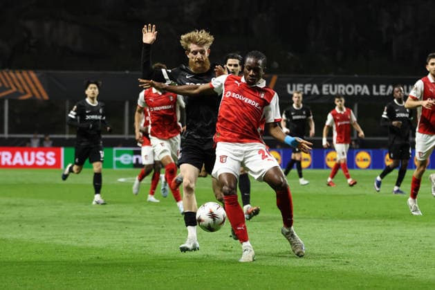 Braga vs Freiburg - Europa League Mario Dorgeles (Braga) em duelo com Jan-Niklas Beste (Freiburg) durante partida entre Braga vs Freiburg valida pela Liga Europa , Braga, Portugal (Foto de Tiago Castro Avant Sports) Braga Estadio Municipal de Braga Portugal Copyright: xTiagoxCastro AvantxSportsx
