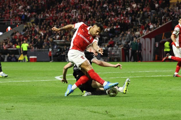 Braga vs Freiburg - Europa League Rodrigo Zalazar (Braga) em duelo com Matthias Ginter (Freiburg) durante partida entre Braga vs Freiburg valida pela Liga Europa , Braga, Portugal (Foto de Tiago Castro Avant Sports) Braga Estadio Municipal de Braga Portugal Copyright: xTiagoxCastro AvantxSportsx