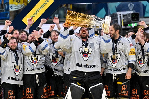 DAVOS, SWITZERLAND - APRIL 30: goalkeeper Reto Berra of Fribourg celebrates the victory during game 7 of the National League Final between HC Davos v HC Fribourg-Gotteron on April 30, 2026 in Davos, Switzerland. Davos Graubunden Switzerland *** DAVOS, SWITZERLAND APRIL 30 goalkeeper Reto Berra of Fribourg celebrates the victory during game 7 of the National League Final between HC Davos v HC Fribourg Gotteron on April 30, 2026 in Davos, Switzerland Davos Graubunden Switzerland Copyright: xJustPictures.ch AndreaxBrancax jp-en-EuSpIm-AB-30042026AAB_6696