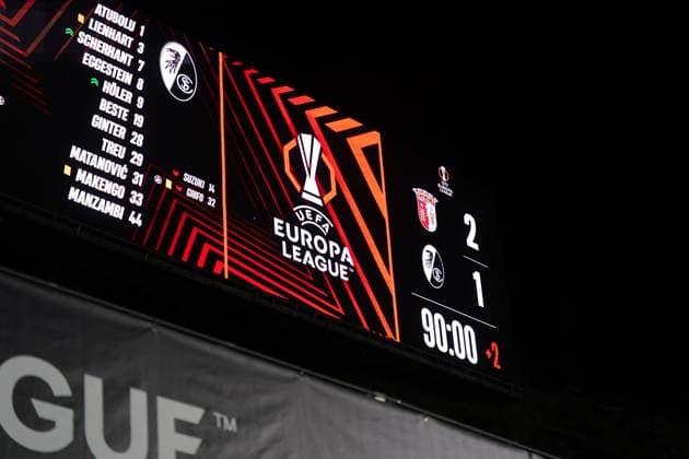 Portugal Football Europa League 2025 2026, semi-final Sporting Braga vs SC Freiburg Estadio Municipal de Braga POR Braga, Portugal, Europe, Estadio Municipal de Braga, UEFA Europa League, scoreboard, scoreboard, 2 1, SC Braga, SC Freiburg, score, 90 00 2, injury time, victory, final phase, floodlight, night match, LED screen, branding, soccer, international competition, match day, media event, sports journalism Copyright: xJOERANxSTEINSIEKx