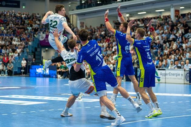 Erik Persson, backcourt, Frisch Auf Goeppingen 22 , Miro Schluroff, backcourt, VfL Gummersbach 15 , Å tÄpan Zeman, circle winger, VfL Gummersbach 66 , VfL Gummersbach vs Frisch Auf Goeppingen, Daikin Handball Bundesliga, Men , Matchday 30, 30 04 2026 Gummersbach NRW Germany Copyright: xkolbert-press MartinxWdziecznyx