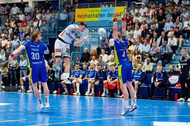 Tom Kiesler, Backcourt, VfL Gummersbach 30 , Oskar Sunnefeldt, Backcourt, Frisch Auf Goeppingen 27 , Ellidi Snaer Vidarsson, Circle Winger, VfL Gummersbach 4 , VfL Gummersbach vs Frisch Auf Goeppingen, Daikin Handball Bundesliga, Men , Matchday 30, 30 04 2026 Gummersbach NRW Germany Copyright: xkolbert-press MartinxWdziecznyx