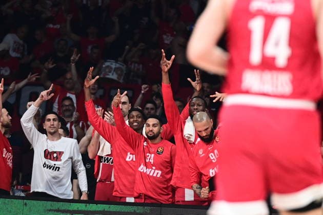 EuroLeague Basketball, Play Off Game 2, Olympiacos Piraeus vs AS Monaco - Players of Olympiacos Piraeus react during the Euroleague Play Off Game 2 basketball match between Olympiacos Piraeus and AS Monaco held at Peace and Friendship Stadium in Piraeus, Grecee, 30 April 2026. PIRAEUS Greece Copyright: xOnexInchxProductionsx 6954248