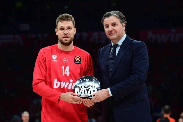 EuroLeague Basketball, Play Off Game 2, Olympiacos Piraeus vs AS Monaco - Sasha Vezenkov, 14 of Olympiacos Piraeus receives the MVP award for the Season 25-26 from Mr. Dejan Bodiroga, Euroleague Basketball President, during the Euroleague Play Off Game 2 basketball match between Olympiacos Piraeus and AS Monaco held at Peace and Friendship Stadium in Piraeus, Grecee, 30 April 2026. PIRAEUS Greece Copyright: xOnexInchxProductionsx 6954186