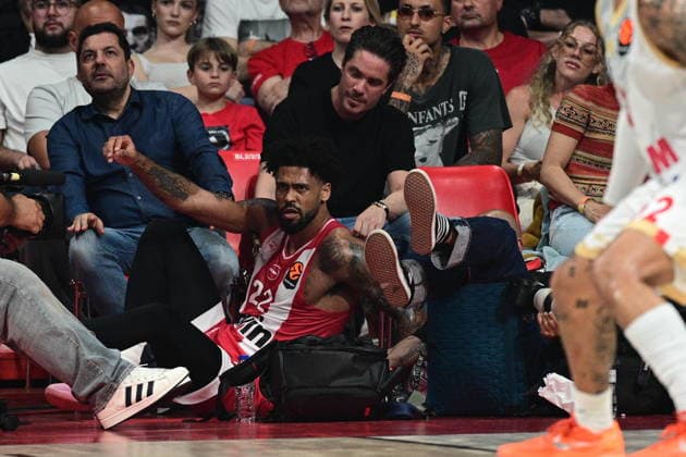 EuroLeague Basketball, Play Off Game 2, Olympiacos Piraeus vs AS Monaco - Tyler Dorsey of Olympiacos Piraeus falls out of bounds on the photographer Panagiotis Moschandreou during the Euroleague Play Off Game 2 basketball match between Olympiacos Piraeus and AS Monaco held at Peace and Friendship Stadium in Piraeus, Grecee, 30 April 2026. PIRAEUS Greece Copyright: xOnexInchxProductionsx 6954473