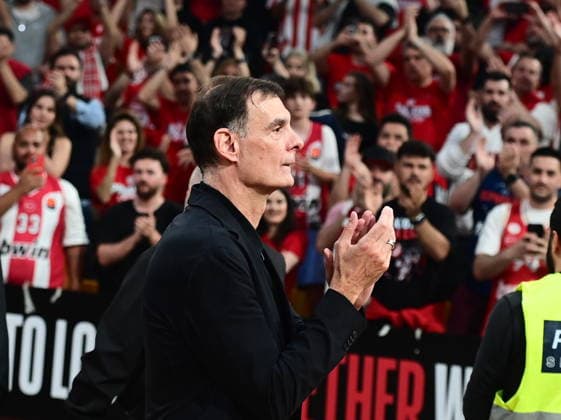 EuroLeague Basketball, Play Off Game 2, Olympiacos Piraeus vs AS Monaco - Georgios Bartzokas, Head Coach of Olympiacos Piraeus celebrate at the end of the Euroleague Play Off Game 2 basketball match between Olympiacos Piraeus and AS Monaco held at Peace and Friendship Stadium in Piraeus, Grecee, 30 April 2026. PIRAEUS Greece Copyright: xOnexInchxProductionsx 6954543