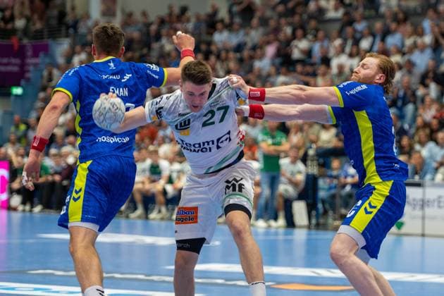 Oskar Sunnefeldt, backcourt, Frisch Auf Goeppingen 27 , Tom Kiesler, backcourt, VfL Gummersbach 30 , Å tÄpan Zeman, circle winger, VfL Gummersbach 66 , VfL Gummersbach vs Frisch Auf Goeppingen, Daikin Handball Bundesliga, Men , Matchday 30, 30 04 2026 Gummersbach NRW Germany Copyright: xkolbert-press MartinxWdziecznyx