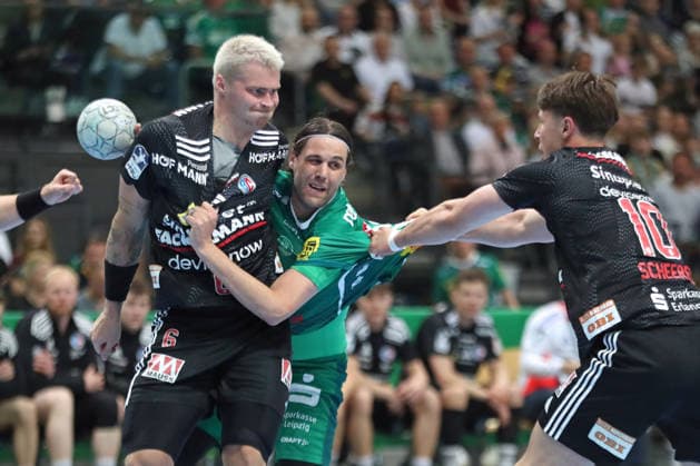 Handball DAIKIN HBL, SC DHfK Leipzig HC Erlangen 30 04 2026 Dean Bombac 67, SC DHfK Leipzig between Marek Nissen 6, HC Erlangen left and Florian Scheerer 10, HC Erlangen Handball, DAIKIN HBL, 1 Bundesliga, Season 2025 2026, Matchday 30 SC DHfK Leipzig vs HC Erlangen on 30 04 2026 at Quarterback Immobilien Arena Leipzig Copyright: xBEAUTIFULxSPORTS JanxKaeferx