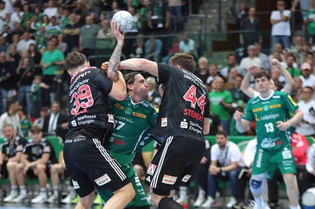 Handball DAIKIN HBL, SC DHfK Leipzig HC Erlangen 30 04 2026 Dean Bombac 67, SC DHfK Leipzig framed by Tobias Buck 39, HC Erlangen and Christoph Steinert 44, HC Erlangen Handball, DAIKIN HBL, 1 Bundesliga, Season 2025 2026, Matchday 30 SC DHfK Leipzig vs HC Erlangen on 30 04 2026 at Quarterback Immobilien Arena Leipzig Copyright: xBEAUTIFULxSPORTS JanxKaeferx