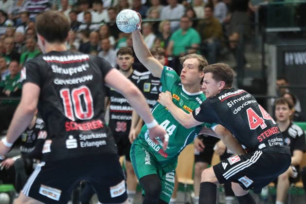 Handball DAIKIN HBL, SC DHfK Leipzig HC Erlangen 30 04 2026 Blaer Hinriksson 44, SC DHfK Leipzig is grabbed by Christoph Steinert 44, HC Erlangen Handball, DAIKIN HBL, 1 Bundesliga, Season 2025 2026, Matchday 30 SC DHfK Leipzig vs HC Erlangen on 30 04 2026 at Quarterback Immobilien Arena Leipzig Copyright: xBEAUTIFULxSPORTS JanxKaeferx