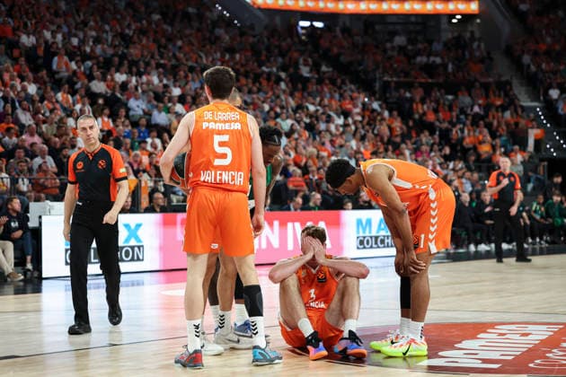April 30, 2026, Valencia, Valencia, Spain: Nathan Reuvers of Valencia Basket hurts during the EuroLeague Play Off Game 2 match between Valencia Basket and Panathinaikos Aktor Athens at Roig Arena on April 30, 2026 in Valencia, Spain. Valencia Spain - ZUMAa181 20260430_zaa_a181_373 Copyright: xIrinaxR.xHipolitox