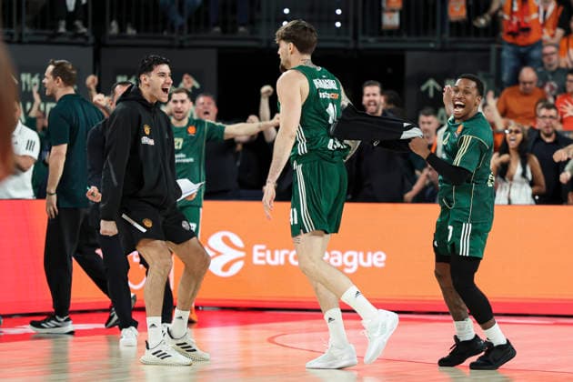 April 30, 2026, Valencia, Valencia, Spain: Juancho Hernangomez and TJ Shorts of Panathinaikos AKTOR Athens celebrate during the EuroLeague Play Off Game 2 match between Valencia Basket and Panathinaikos Aktor Athens at Roig Arena on April 30, 2026 in Valencia, Spain. Valencia Spain - ZUMAa181 20260430_zaa_a181_371 Copyright: xIrinaxR.xHipolitox