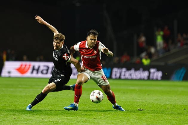 (L-R) Philipp Treu (Freiburg), Rodrigo Zalazar (Braga), APRIL 30, 2026 - Football Soccer : UEFA Europa League Semi-finals 1st leg match between SC Braga - SC Freiburg at the Estadio Municipal de Braga in Braga, Portugal. Noxthirdxpartyxsales  aflo_328816592