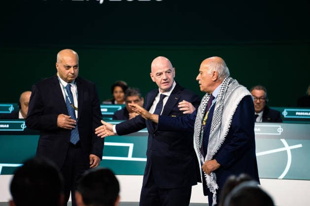 VANCOUVER, CANADA - APRIL 30: FIFA President Gianni Infantino attempts to ease tensions between Israel Football Association Vice President Basim Sheikh and Palestinian Football Association President Jibril Rajoub by asking them to take a photo together during the 76th FIFA Congress meeting at the Vancouver Convention Centre on April 30, 2026 in Vancouver, British Columbia, Canada.  Copyright: xAmyxElle SPPx Sportspressphoto_SPR138767