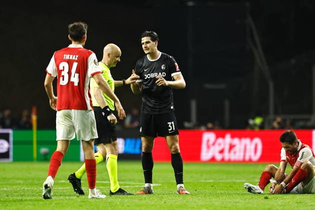 Igor Matanovic (Freiburg), APRIL 30, 2026 - Football Soccer : Matanovic protest for referee during UEFA Europa League Semi-finals 1st leg match between SC Braga - SC Freiburg at the Estadio Municipal de Braga in Braga, Portugal. Noxthirdxpartyxsales  aflo_328820703