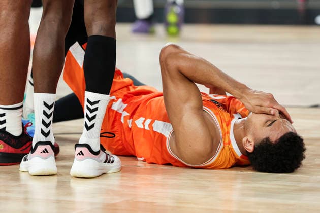 April 30, 2026, Valencia, Valencia, Spain: Neal Sako of Valencia Basket hurts during the EuroLeague Play Off Game 2 match between Valencia Basket and Panathinaikos Aktor Athens at Roig Arena on April 30, 2026 in Valencia, Spain. Valencia Spain - ZUMAa181 20260430_zaa_a181_305 Copyright: xIrinaxR.xHipolitox