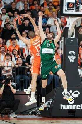 April 30, 2026, Valencia, Valencia, Spain: Darius Thompson of Valencia Basket and Nikolaos Rogkavopoulos of Panathinaikos AKTOR Athens in action during the EuroLeague Play Off Game 2 match between Valencia Basket and Panathinaikos Aktor Athens at Roig Arena on April 30, 2026 in Valencia, Spain. Valencia Spain - ZUMAa181 20260430_zaa_a181_295 Copyright: xIrinaxR.xHipolitox