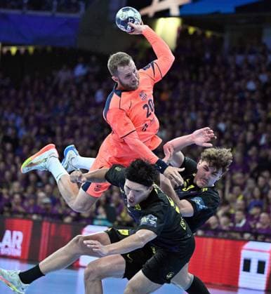 HBC Nantes FC Barcelone Handball PHOTOPQR OUEST FRANCE Jérôme Fouquet Ouest-France ; NANTES ; 30 04 2026 ; Handball. EHF. 1 4 de finale aller de la champion league. HBC Nantes FC Barcelone Handball. Attaque d Aleix Gomez sur Shuichi Yoshida et Thibaud Briet. Photo: Jérôme Fouquet Ouest-France NANTES France  Copyright: xPHOTOPQR OUESTxFRANCE MAXPPPxJérômexFouquet Ouest-Francex 20260430OFR5323 20260430OFR5323
